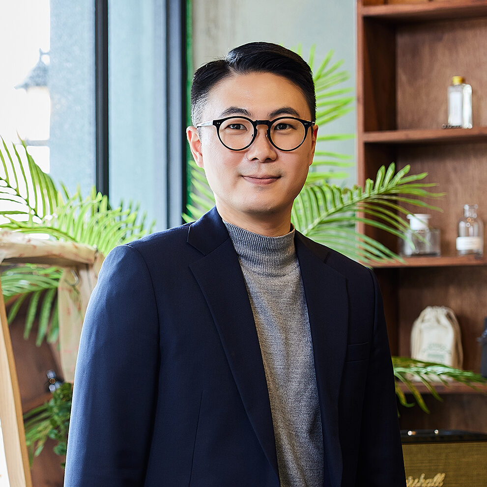 이은택 전임평가사가 정면을 바라보며 미소를 짓는 모습