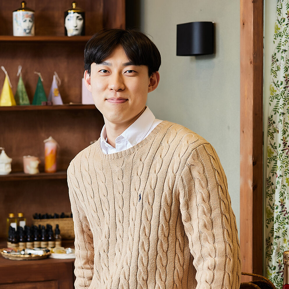 김재동 평가사가 정면을 바라보며 미소를 짓는 모습