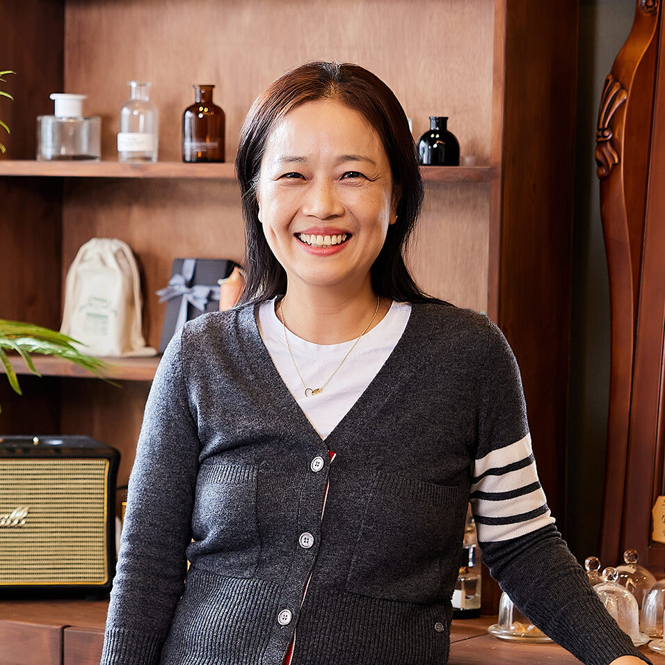 장원주 전임평가사가 정면을 바라보며 활짝 웃고 있는 모습