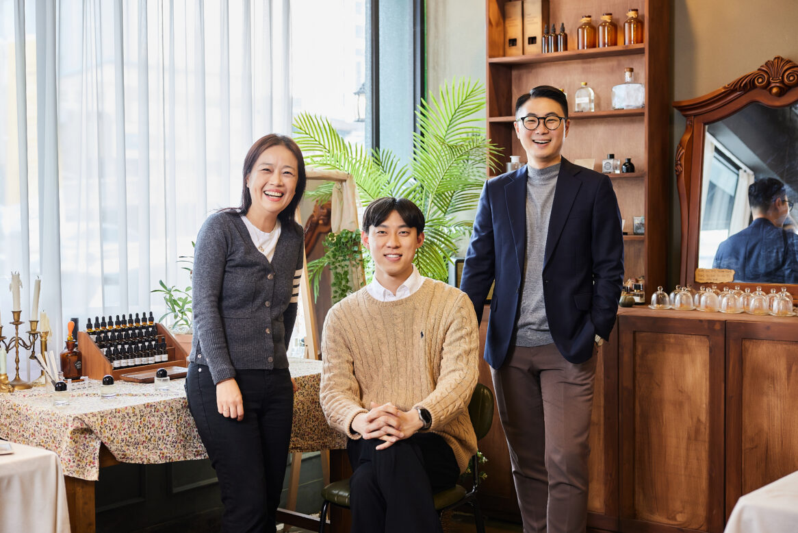 왼쪽부터 장원주 전임평가사, 김재동 평가사, 이은택 전임평가사가 정면을 바라보며 미소를 짓는 모습