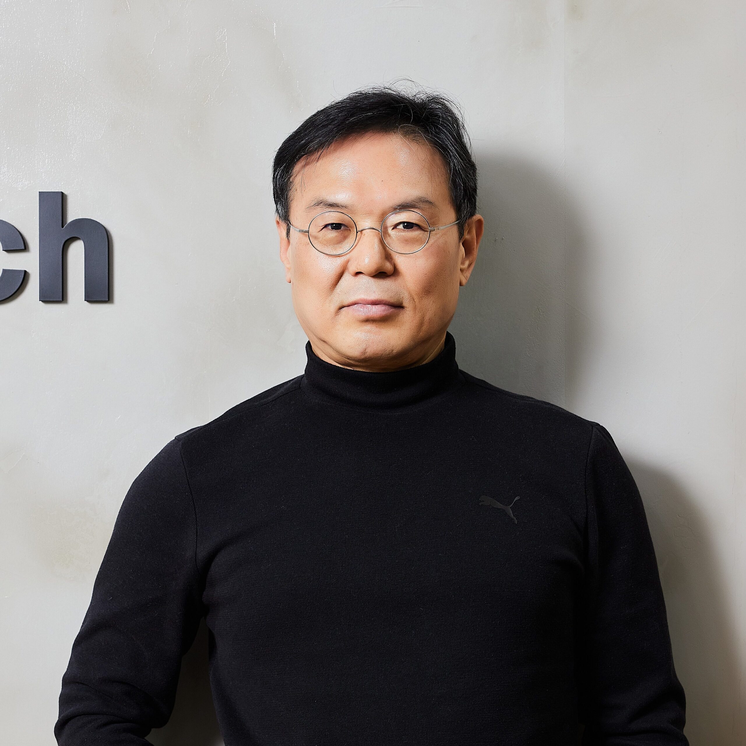 이범재 대표가 정면을 응시하는 모습