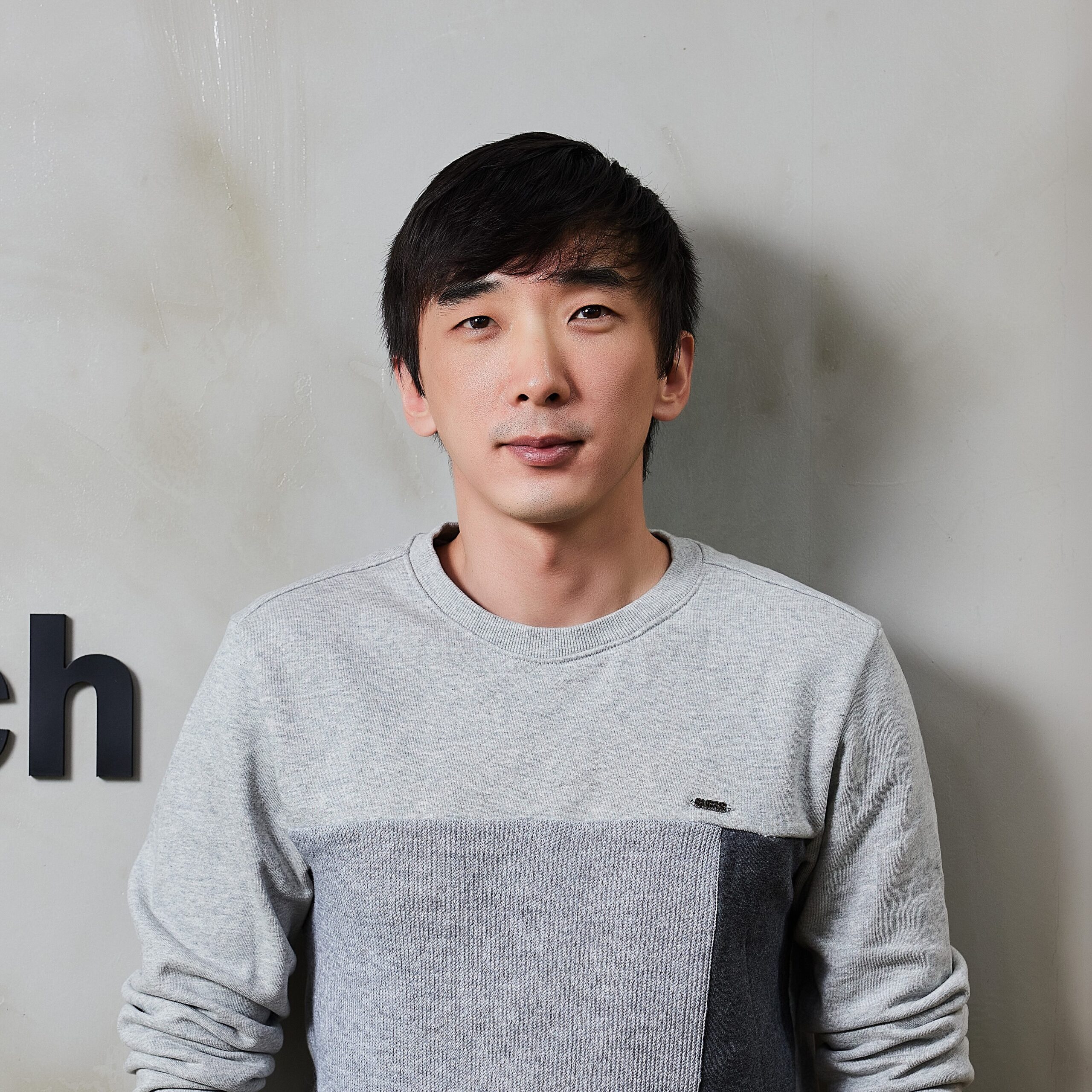 오정훈 부장이 정면을 바라보는 모습