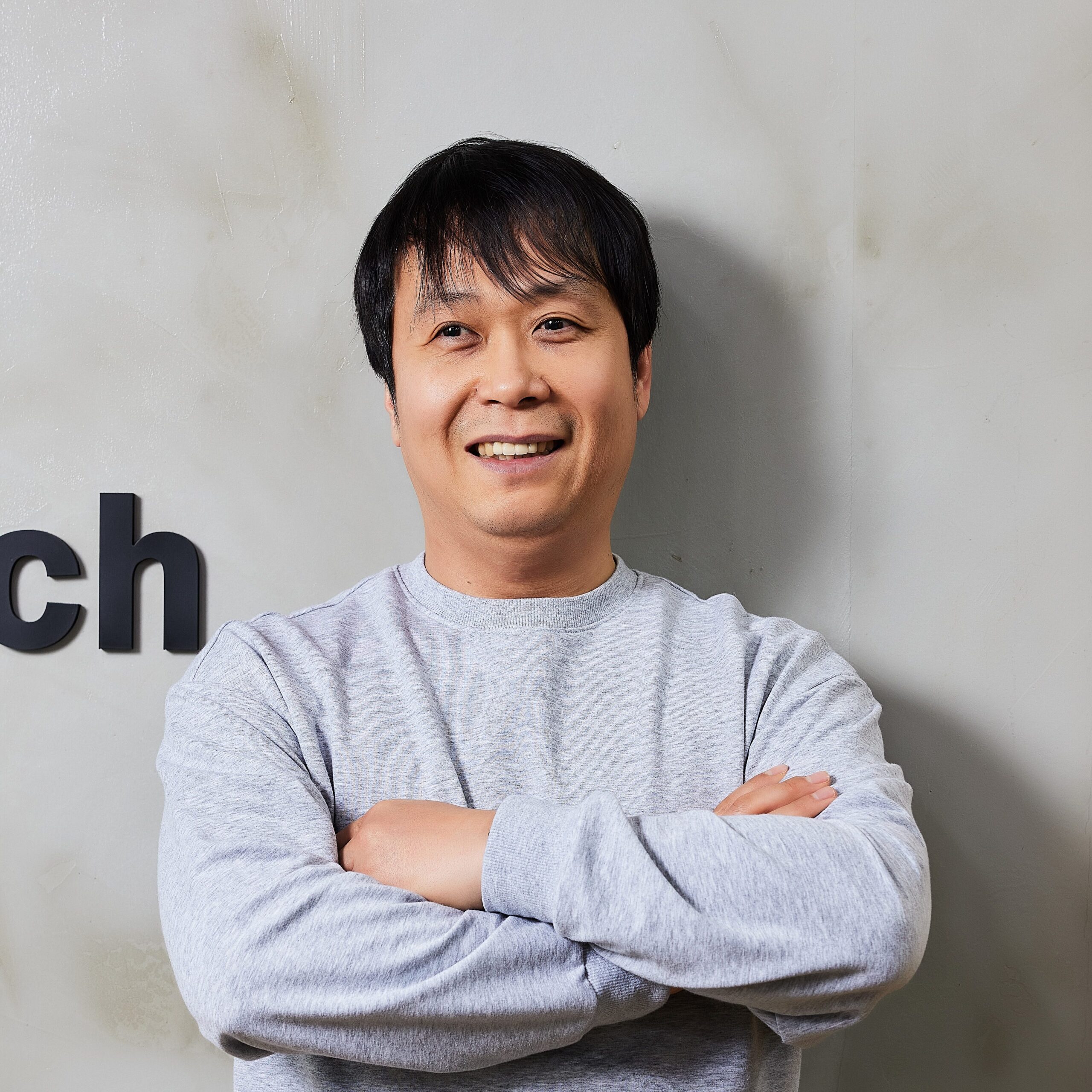 김명섭 선임연구원이 미소를 짓고 있는 모습