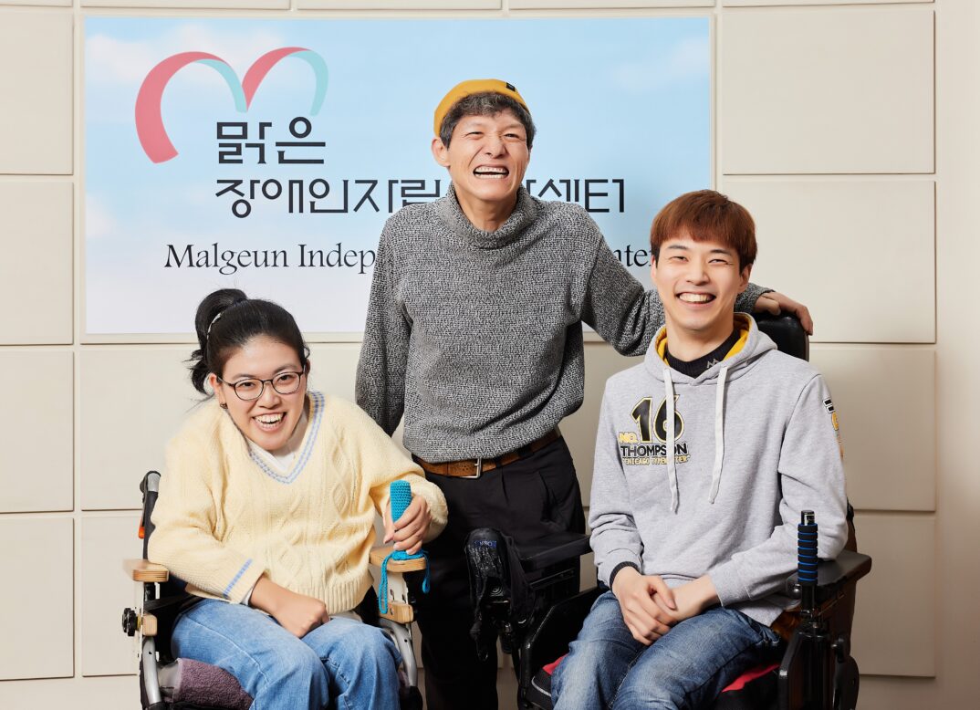 왼쪽부터  최지영 동료지원가, 이락 동료지원가, 김성현 사회복지사가 미소를 짓는 모습의 사진