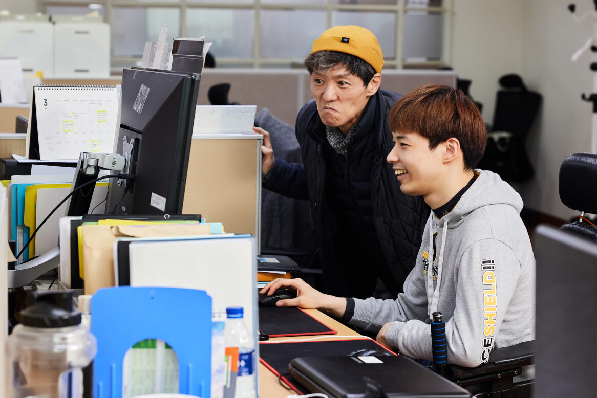 김성현 사회복지사와 이락 동료지원가가 업무 상의를 하고 있는 모습의 사진