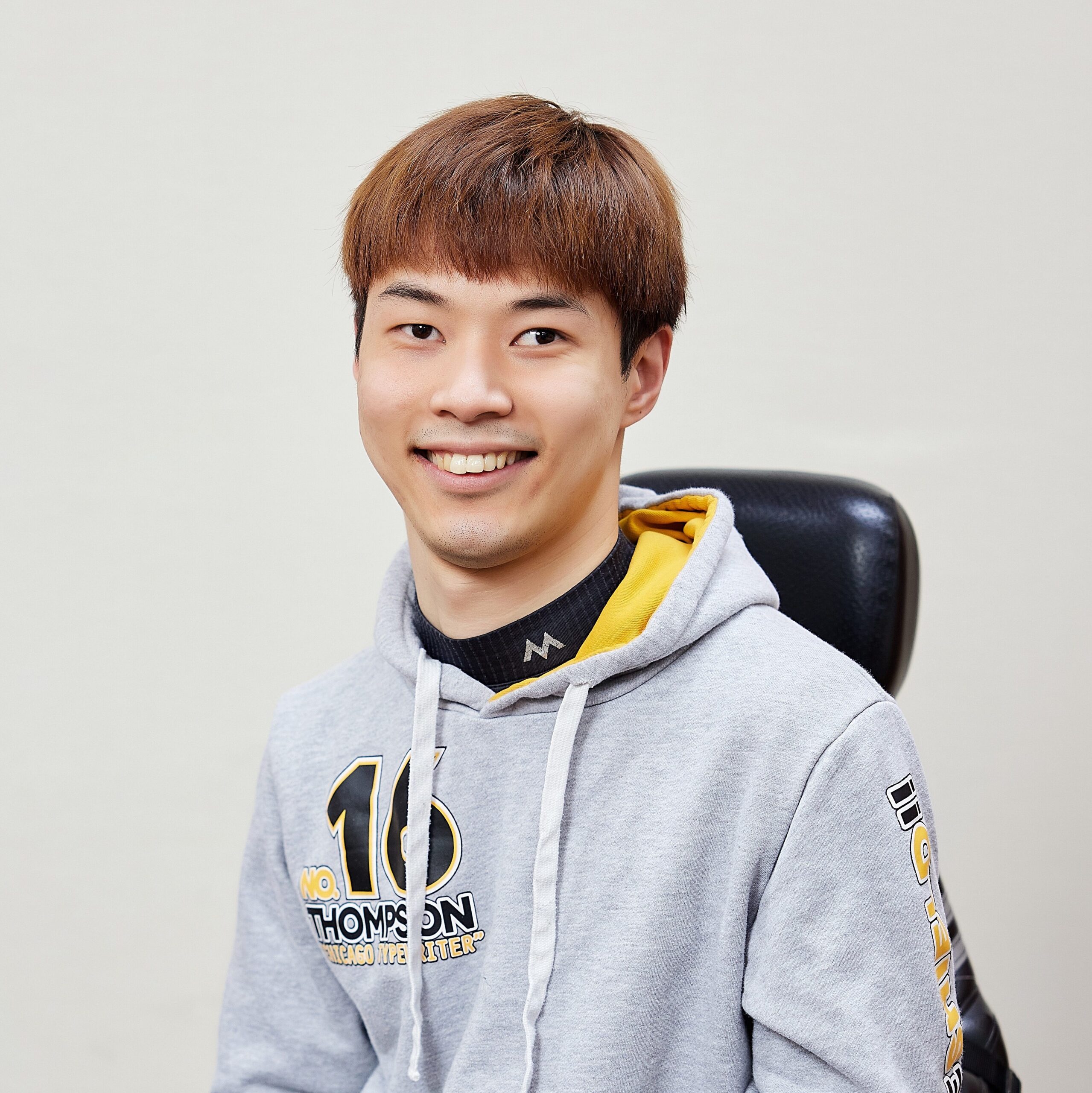 김성현 사회복지사가 정면을 보며 미소를 짓는 모습