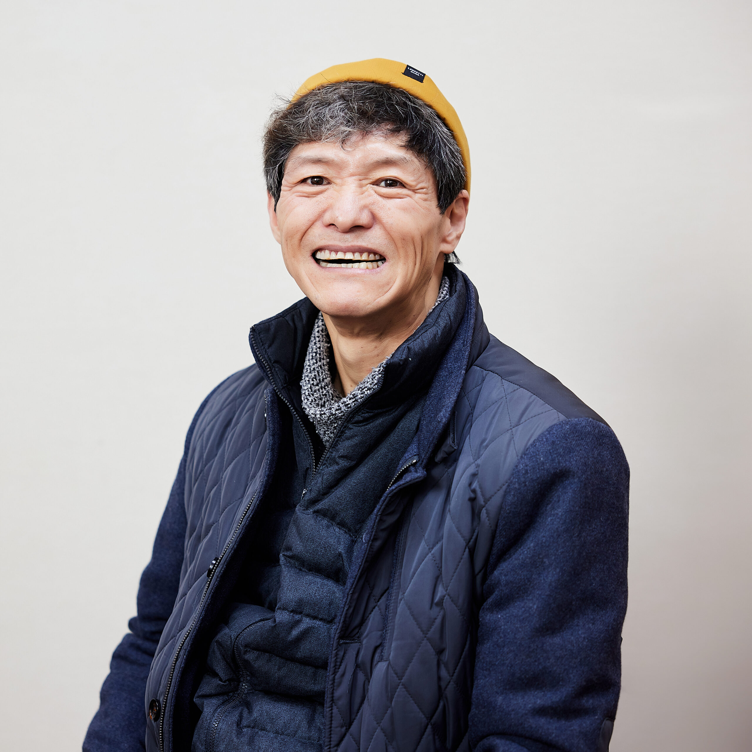 이락 동료지원가가 정면을 보며 미소를 짓는 모습