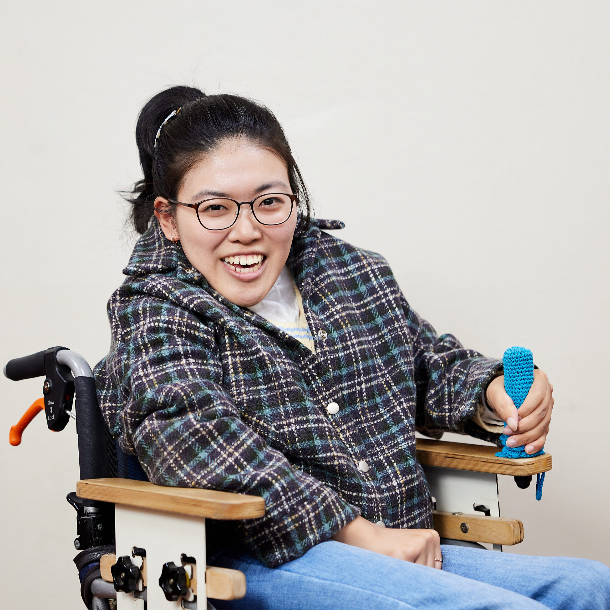 최지영 동료지원가가 정며을 보며 웃고 있는 모습