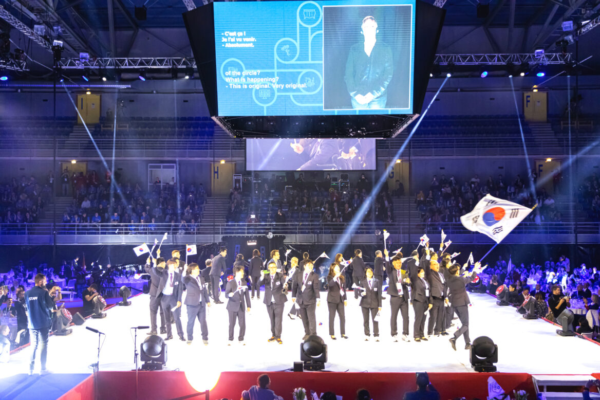 제십회 프랑스 메스 국제장애인기능올림픽대회에서 대한민국이 칠연패를 달성하여 폐회식을 하는 모습의 사진