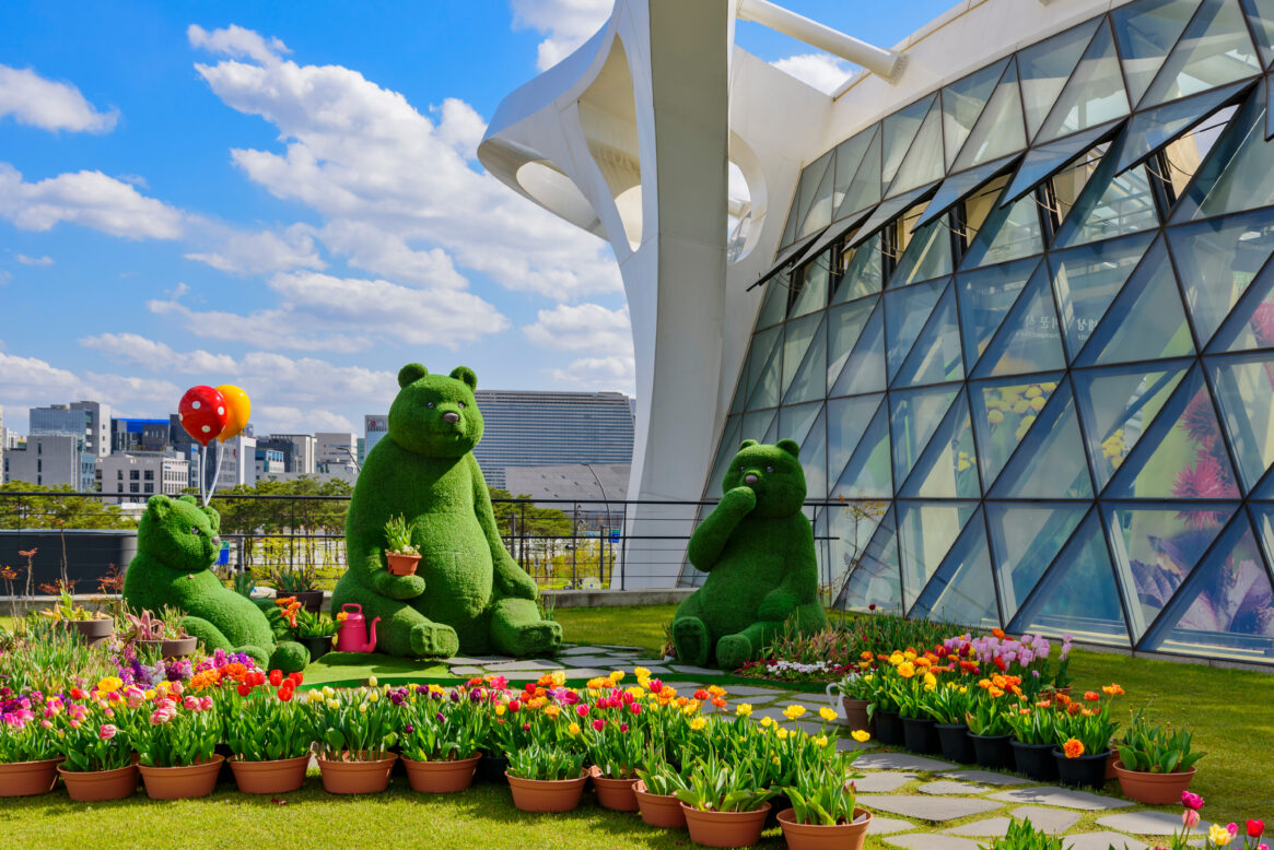 알록달록한 봄꽃과 곰돌이로 꾸며진 서울식물원 외관 모습의 사진