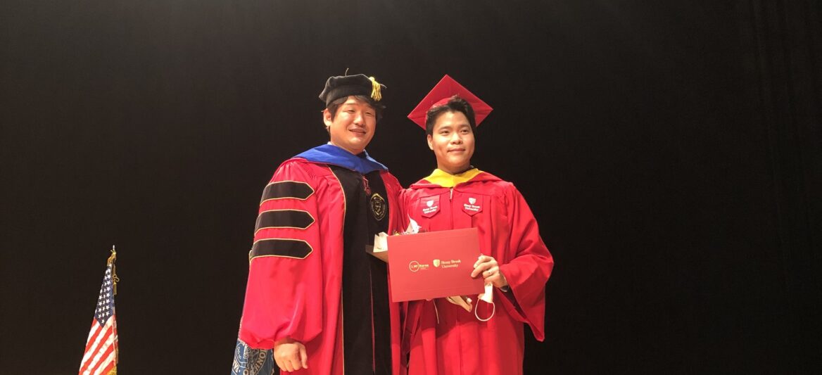 김세진씨가 뉴욕주립대학교 졸업식에 참여하여 기념촬영을 하고 있는 사진