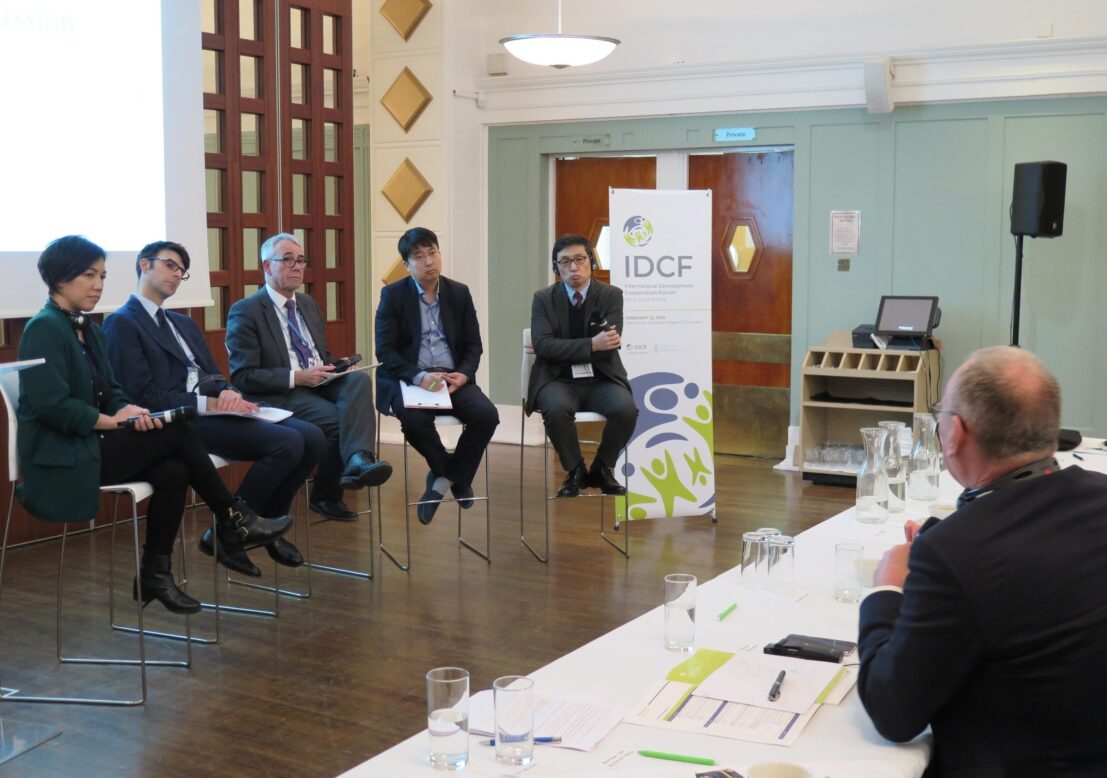 다섯 명의 사람들 가운데 세번 째에 앉아있는 로이 총장의 사진