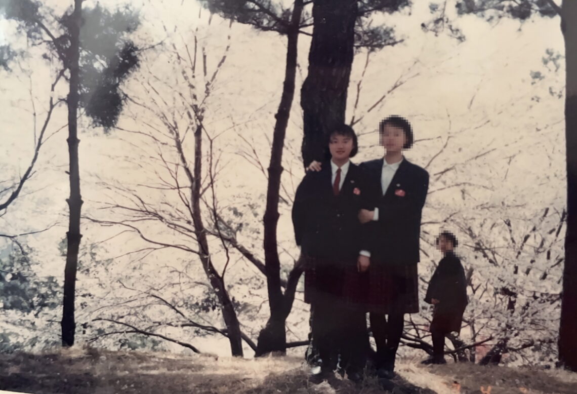 1993년 중학교 3학년 다치기 전 친구와 함께 찍은 김혜정 씨의 모습