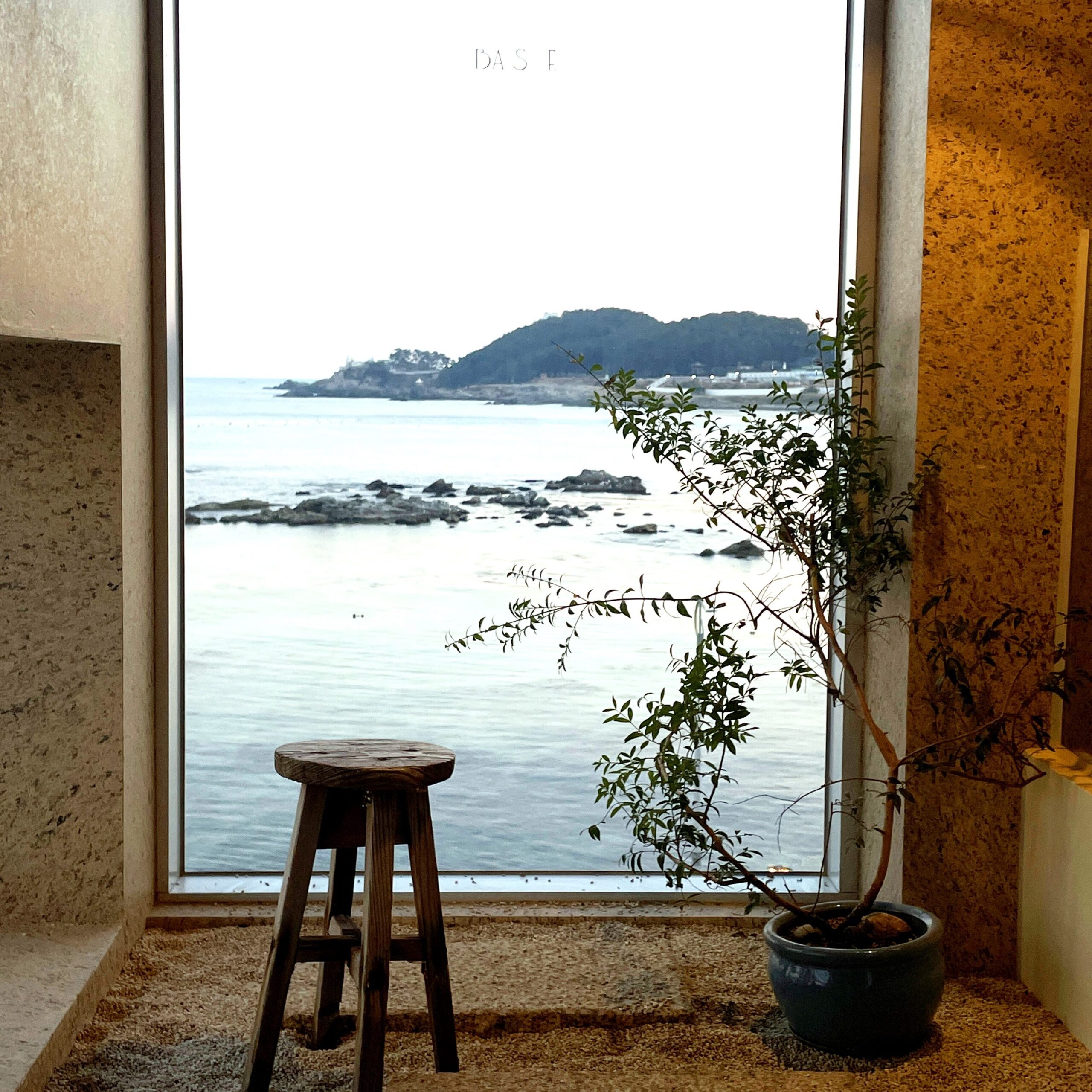 카페에서 보이는 탁 트인 바다 사진