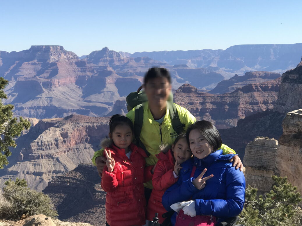 2017년 미국 여행 중 기념사진을 찍는 김혜정 씨의 가족 모습