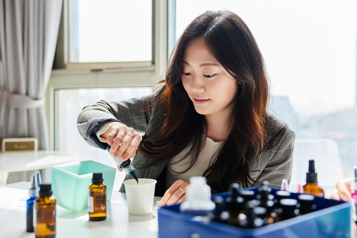 김미리 과장이 비누 베이스에 색소를 넣고 있는 모습의 사진