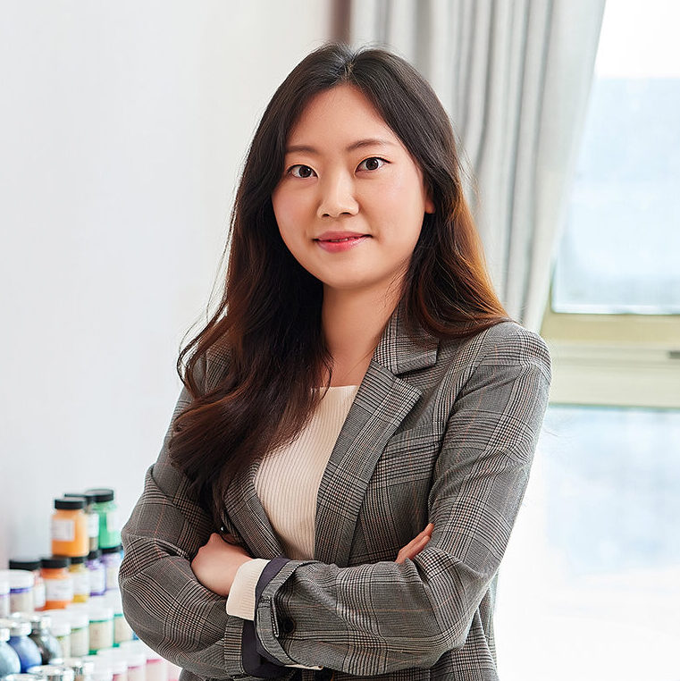 김미리 과장이 정면을 바라보며 미소를 짓는 모습의 사진