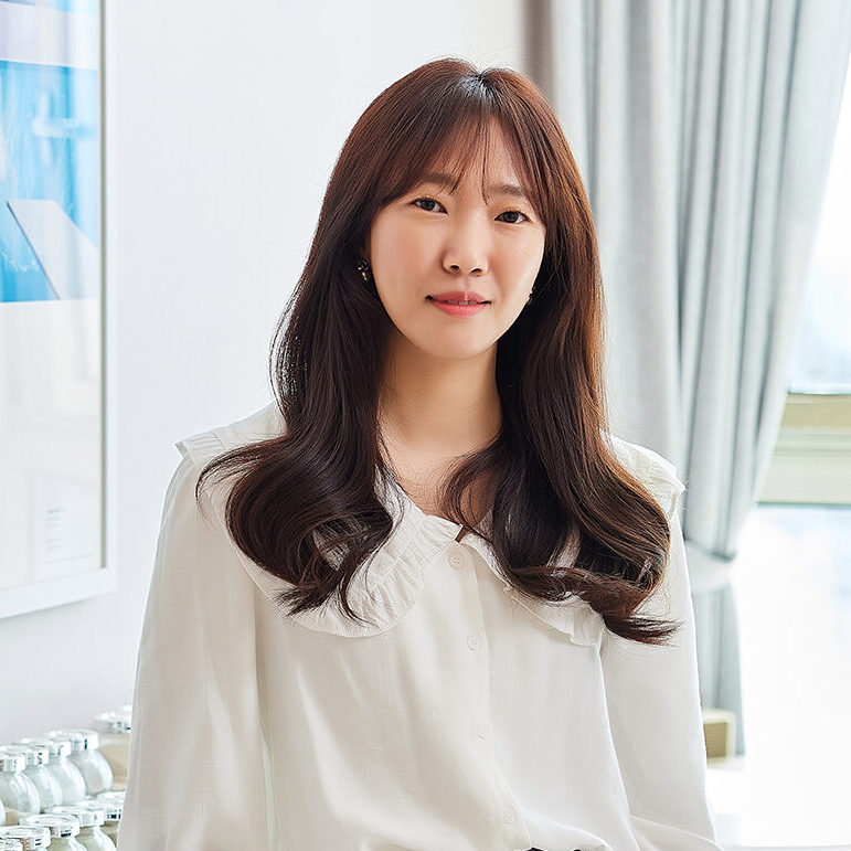 허새잎 과장이 정면을 바라보는 모습의 사진