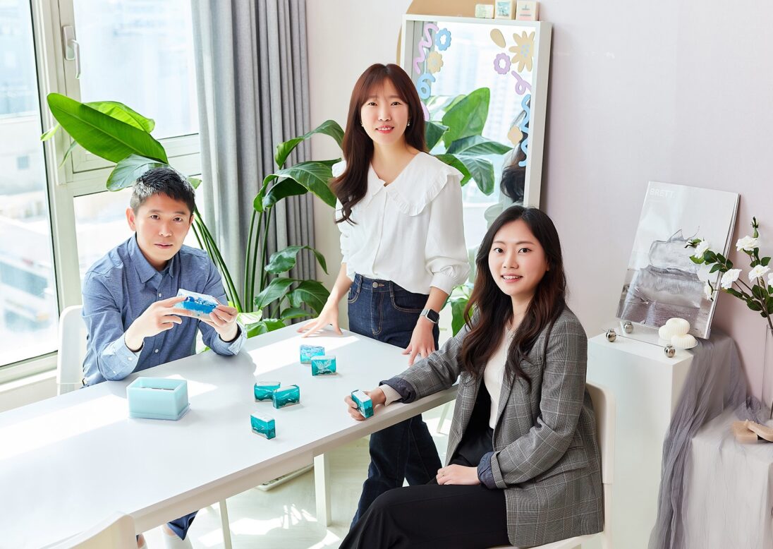  최진우 팀장, 허새희 과장, 김미리 과장이 정면을 바라보며 미소를 짓는 모습