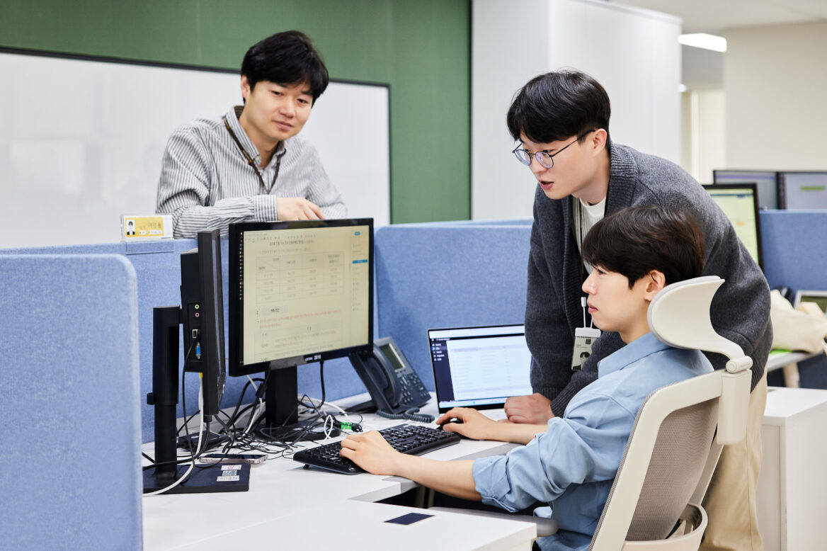 동료들과 업무 상의 중인 이강용 씨