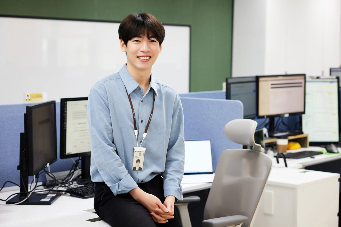 이강용 개발자가 정면을 바라보며 웃고 있는 모습의 사진