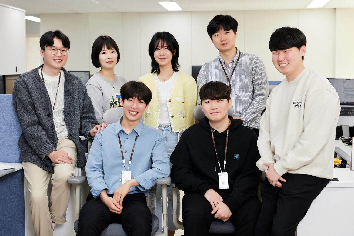 정면을 바라보며 환하게 웃고 있는 이강용 씨와 동료들의 사진