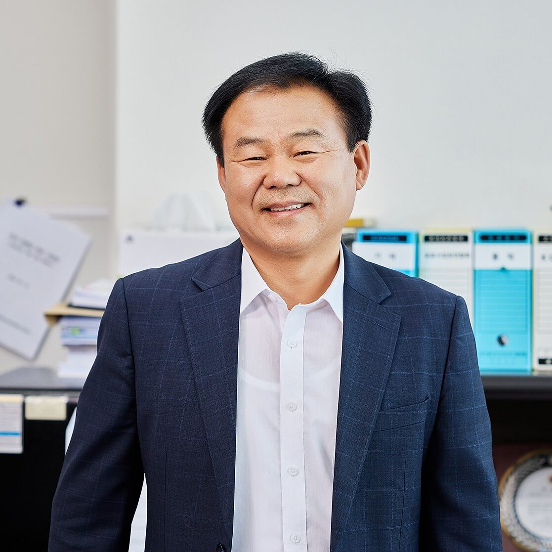 김남기 대표가 정면을 보며 미소를 짓고 있는 모습