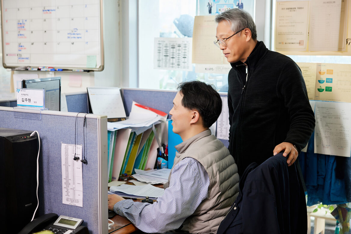 업무 상의를 하고 있는 김주현 씨와 동료의 사진