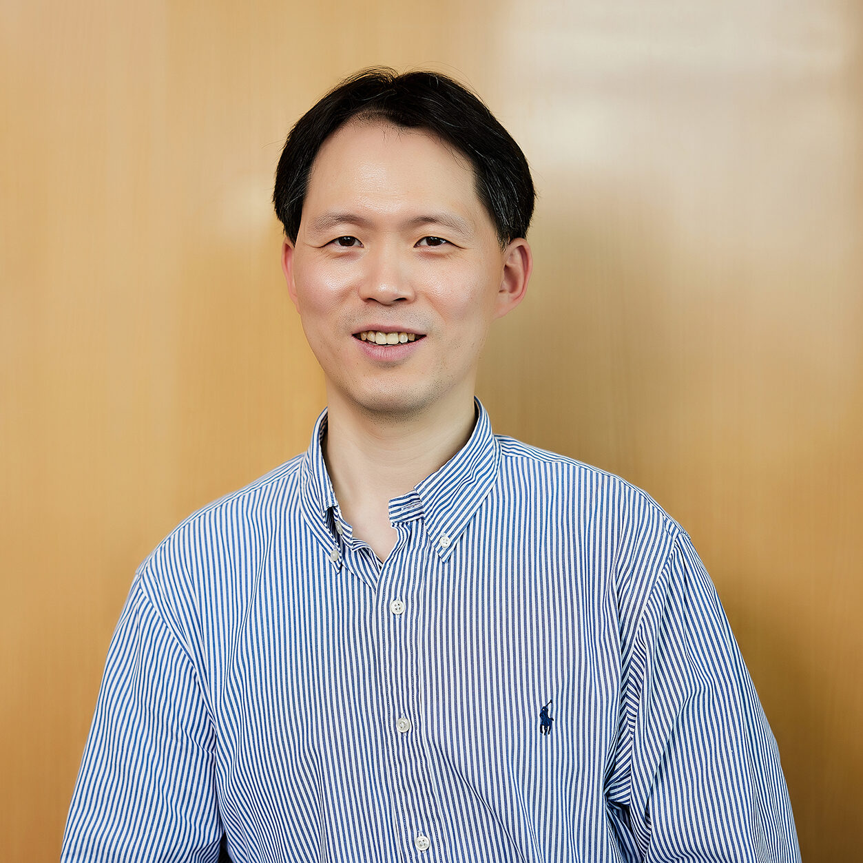 김주현 과장이 정면을 보며 미소를 짓고 있는 모습