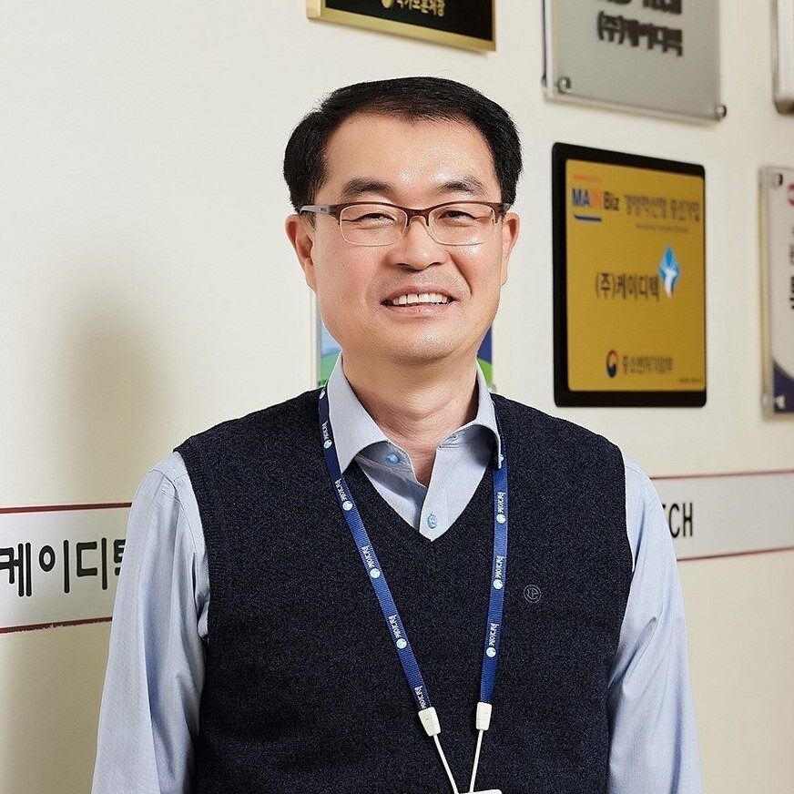 전홍준 전무이사가 정면을 보며 환하게 웃는 모습의 사진