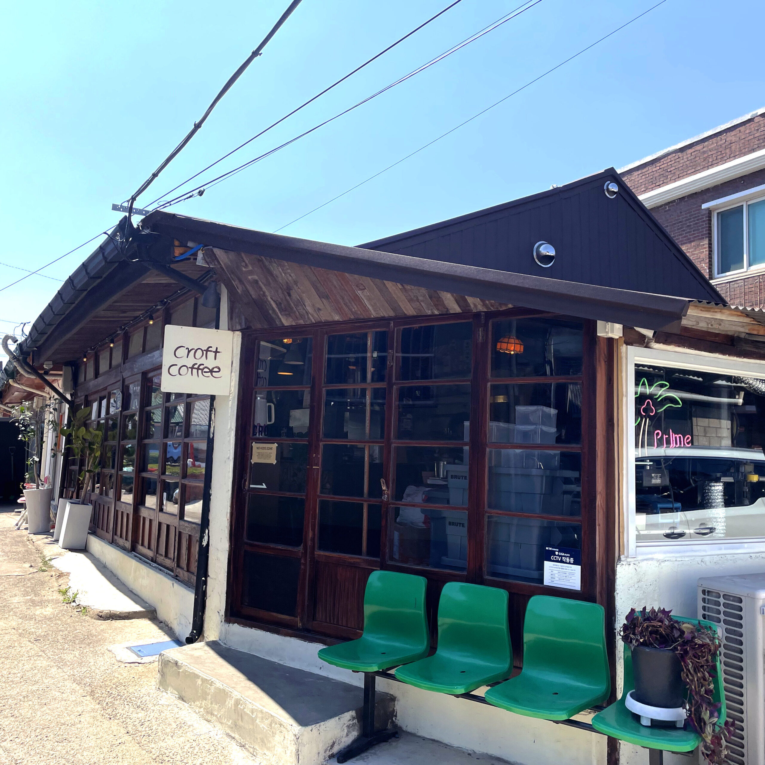 골목길에 위치한 한적한 속초 카페 사진