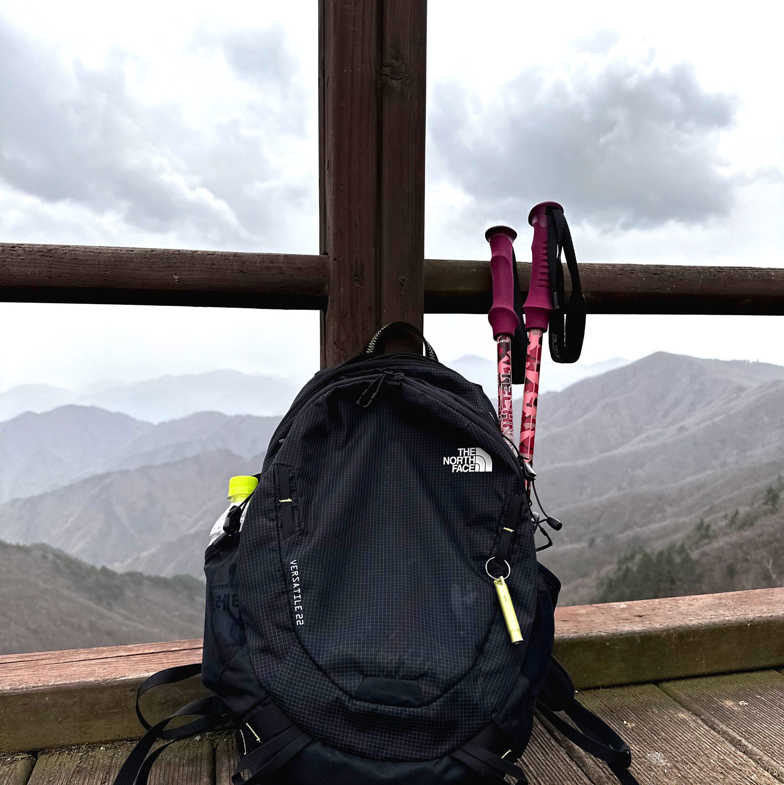 시원한 산을 배경으로 등산 가방이 놓여있는 모습의 사진