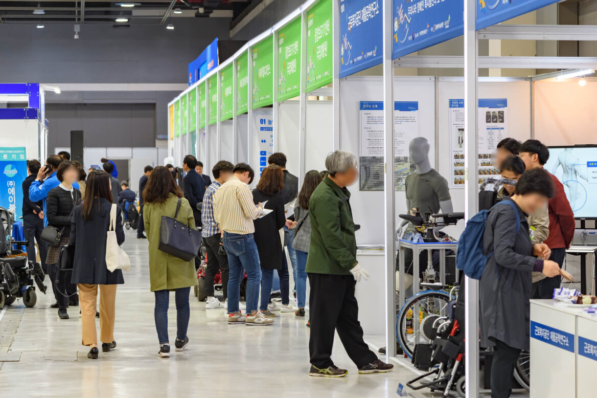 보조공학기기 박람회를 관람 중인 방문객들의 모습