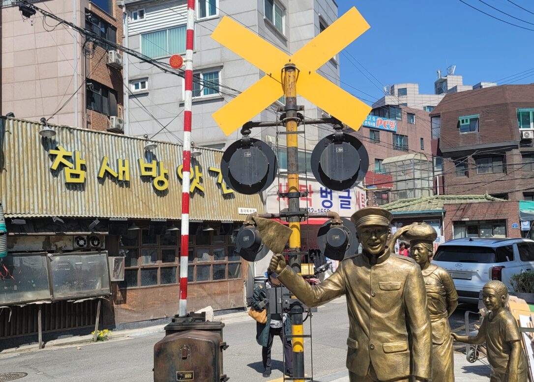 70년대 경의선 기찻길 풍경을 재현한 조각상 사진
