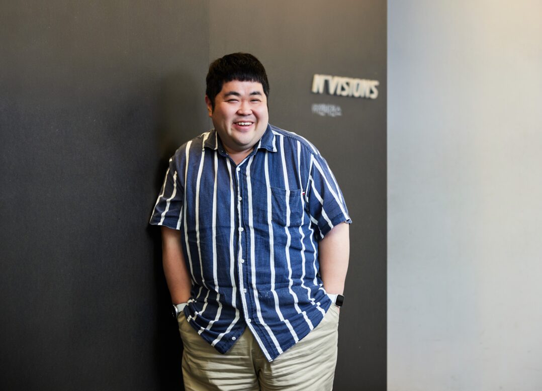 환하게 웃고 있는 김형섭 팀장의 사진