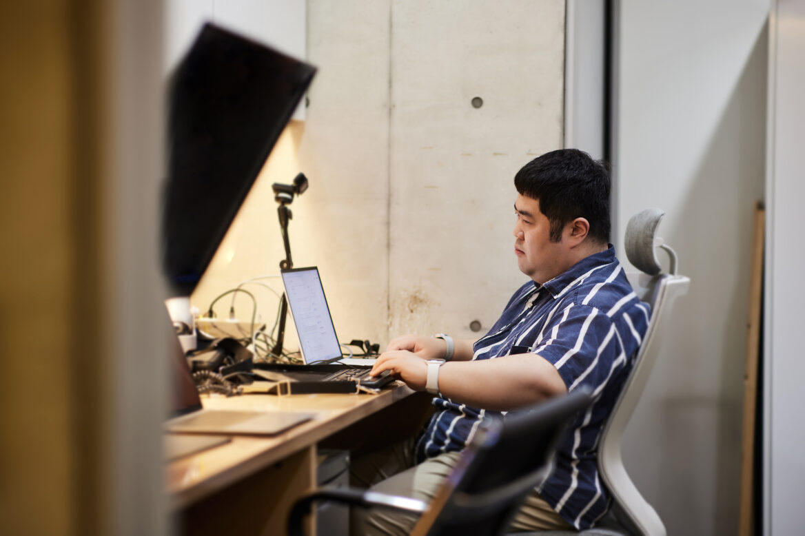 김형섭 팀장이 진지한 모습으로 업무를 보는 사진