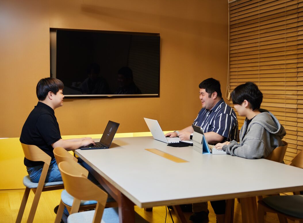 동료들과 업무 상의 하고 있는 김형섭 팀장 사진