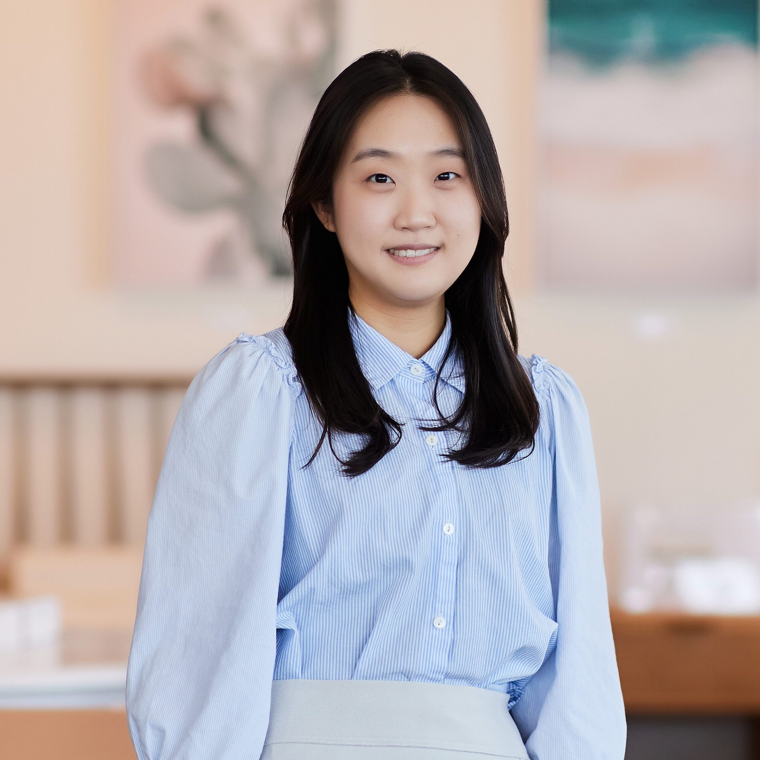 김예별 사원이 정면을 바라보며 미소를 짓는 사진