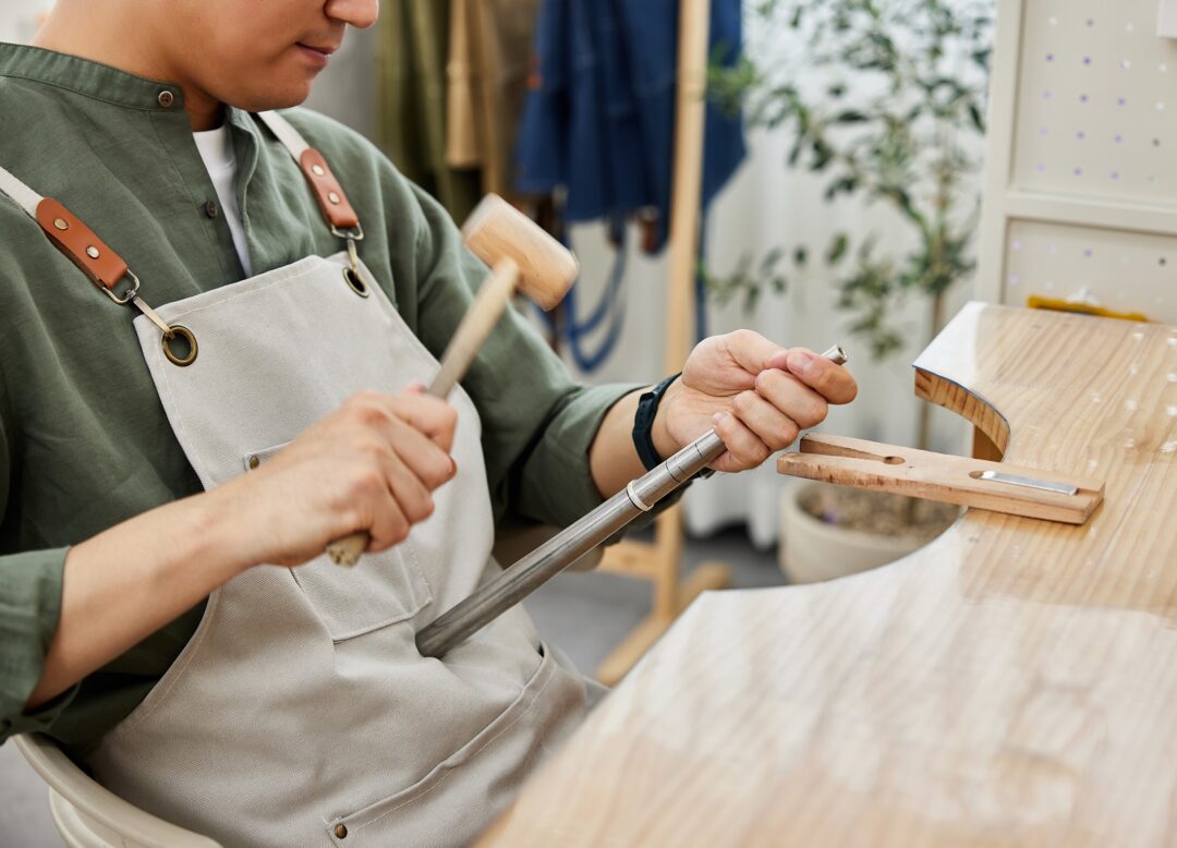 유동현 전임연구원이 은색바를 지환봉에 넣어 망치질 하는 모습 의 사진