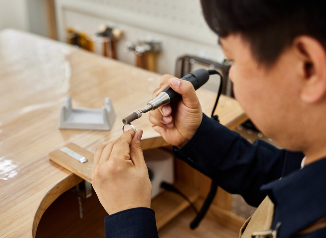 용석길 전임연구원이 다듬질용 손공구 줄을 잡고 은색바를 다듬는 모습의 사진