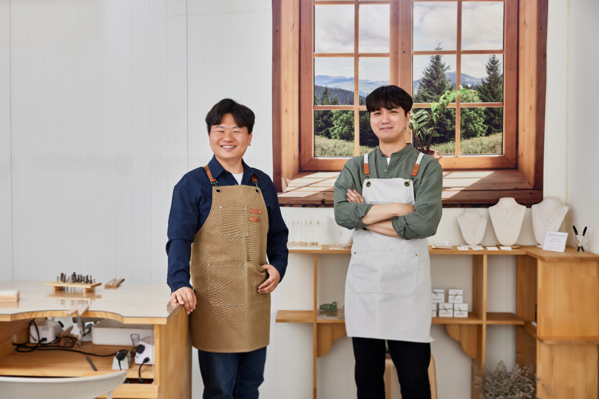 용석길, 유동현 전임연구원이 정면을 바라보며 미소짓는 사진