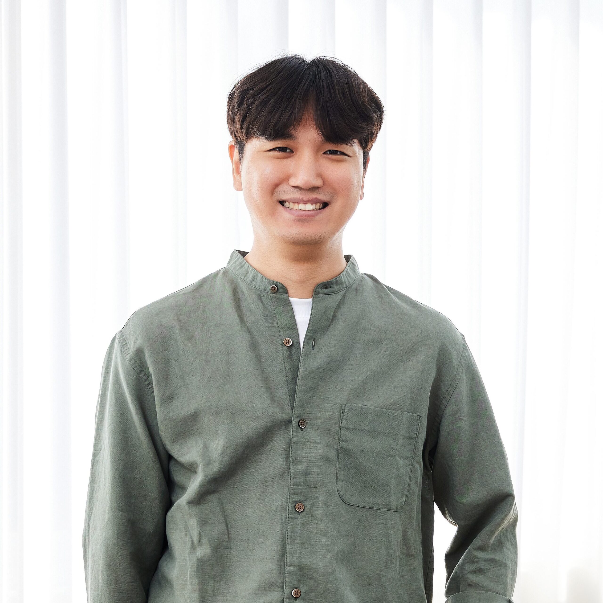 유동현 전임연구원이 정면을 바라보며 미소짓는 사진