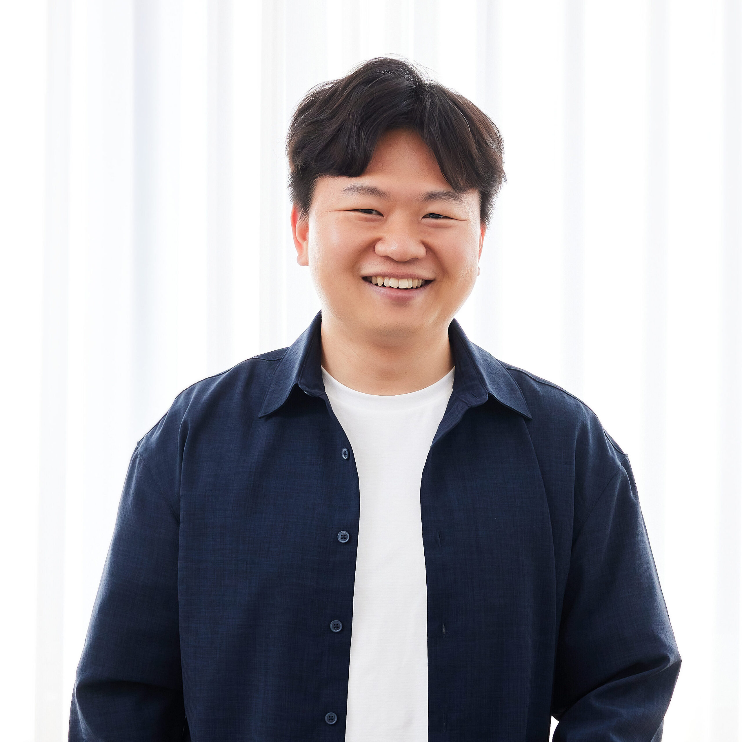 용석길 전임연구원이 정면을 바라보며 환하게 웃는 사진