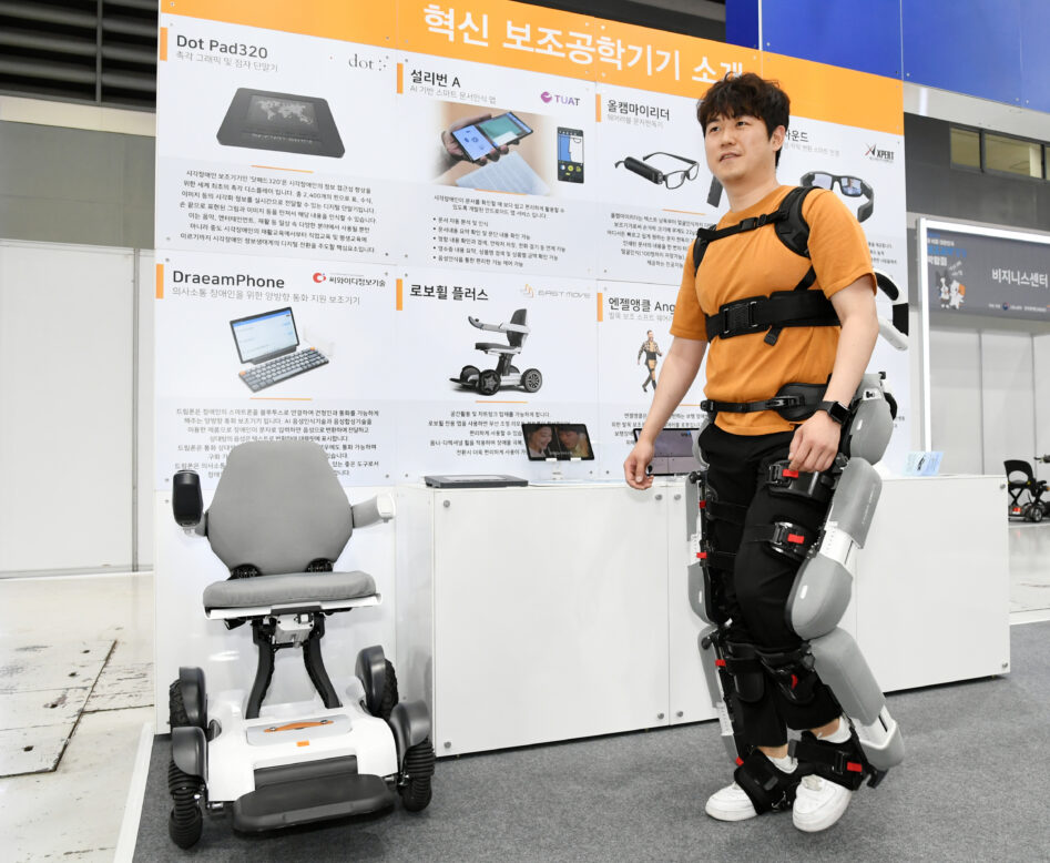 제십팔회 보조공학기 박람회에서 한 남성이 보조공학기기를 체험하는 모습의 사진