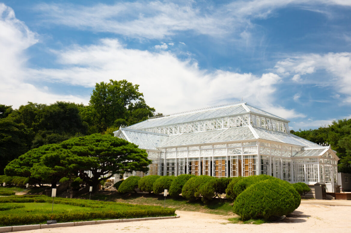 이국적 풍경이 물씬 느껴지는 대온실 외부 모습으로 온통 유리로 되어 있다.