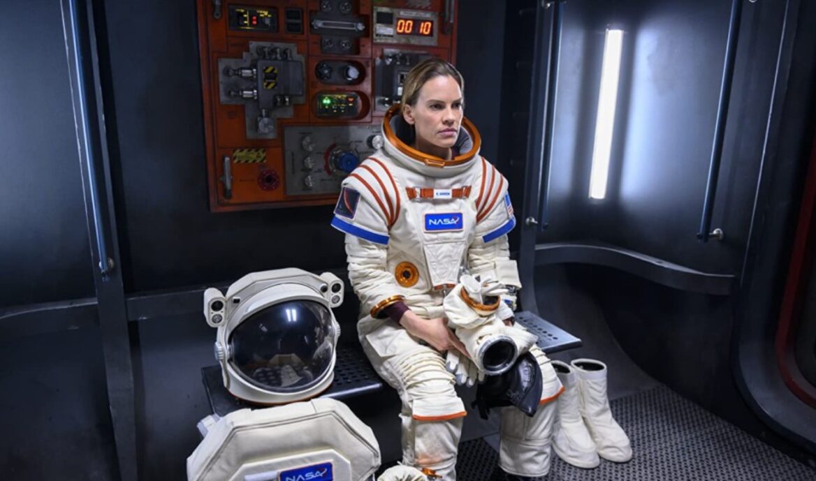 넷플릭스 드라마 어웨이의 등장인물로 배우 힐러리 스왱크가 의자에 앉아있는 사진