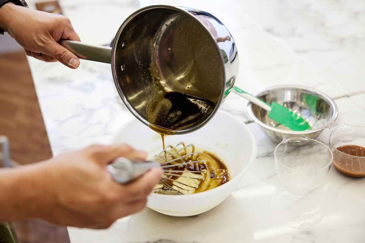 김현종 실장이 미열로 녹인 버터를 반죽에 붓고 있는 모습