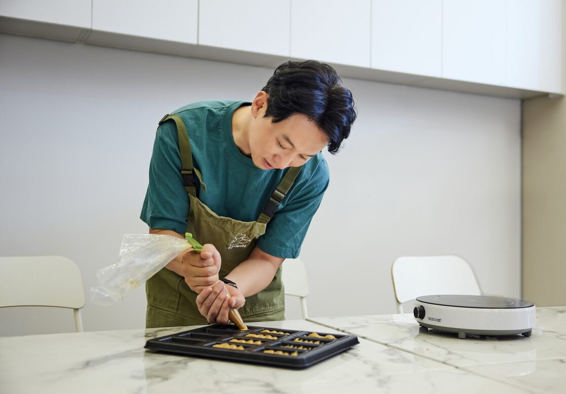 김현종 실장이 반죽을 짤주머니에 넣어 틀 위에 균등하게 반죽을 짜내는 모습