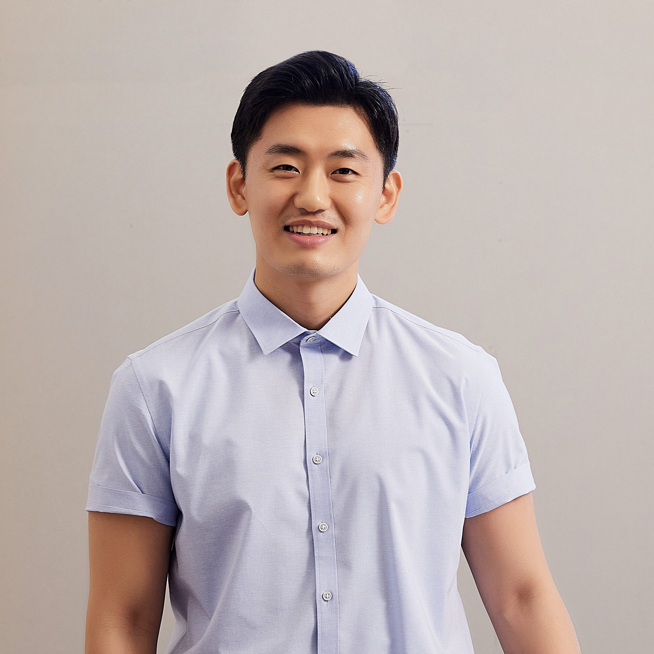 강봉구 과장이 정면을 보며 미소짓는 모습