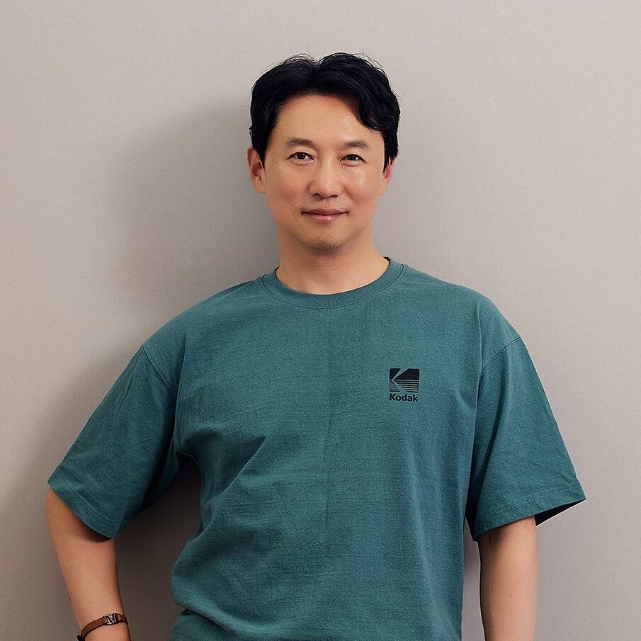 김현종 실장이 정면을 바라보며 미소짓는 모습